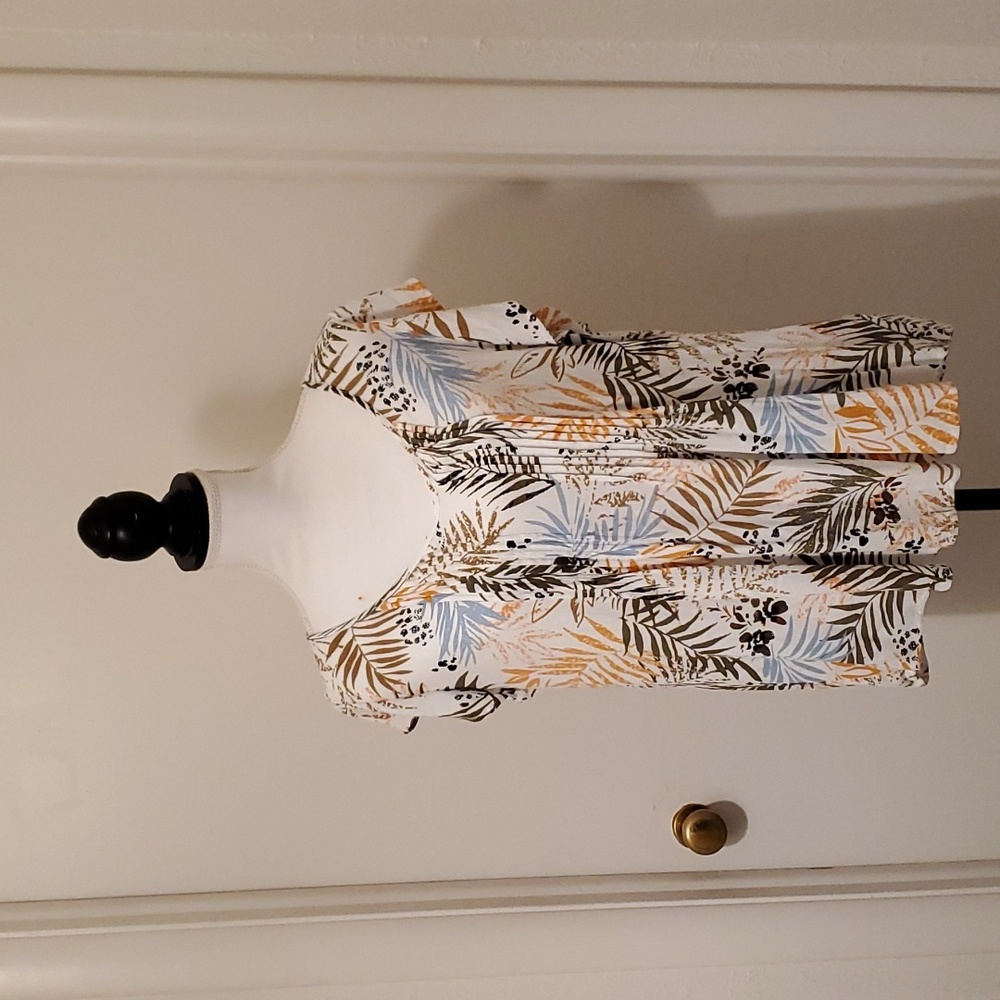 EUC Tribal SZ M/M Tropical Pattern with Tuxedo Pleats Front and Back